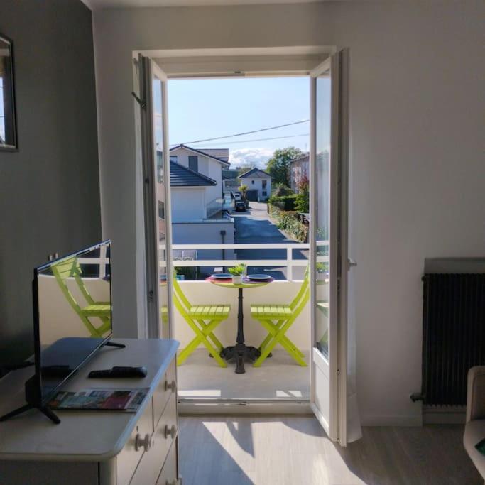 Appartement Verdoyant Au Bord Du Lac Leman Entre Evian Et Thonon Dans Une Villa Publier Bagian luar foto