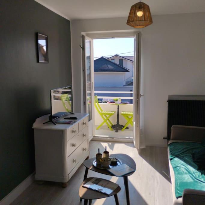 Appartement Verdoyant Au Bord Du Lac Leman Entre Evian Et Thonon Dans Une Villa Publier Bagian luar foto