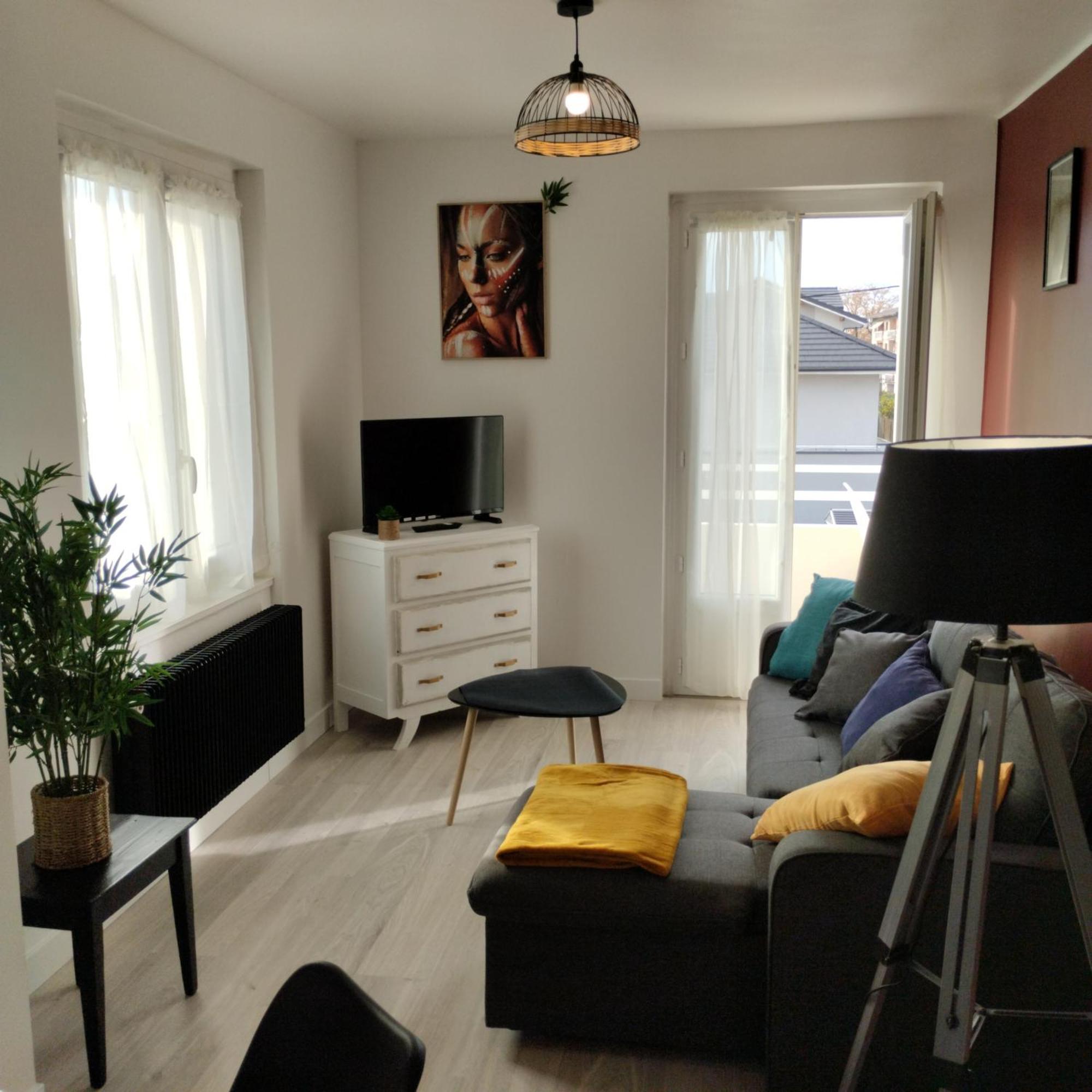 Appartement Verdoyant Au Bord Du Lac Leman Entre Evian Et Thonon Dans Une Villa Publier Bagian luar foto
